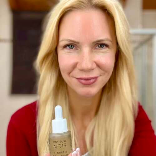 Kundin mit einem Serum von mellow NOIR